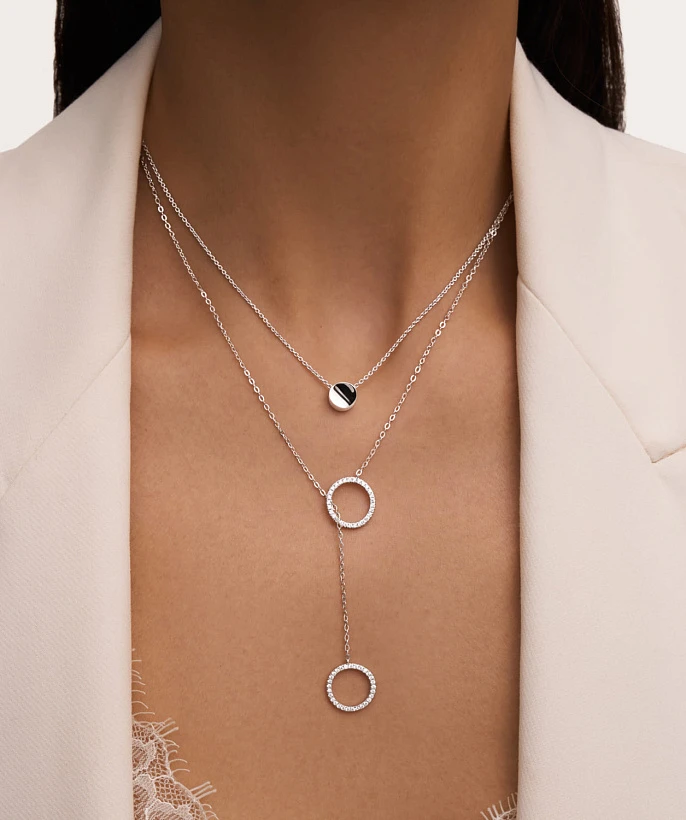 Серебряное колье с круглой подвеской