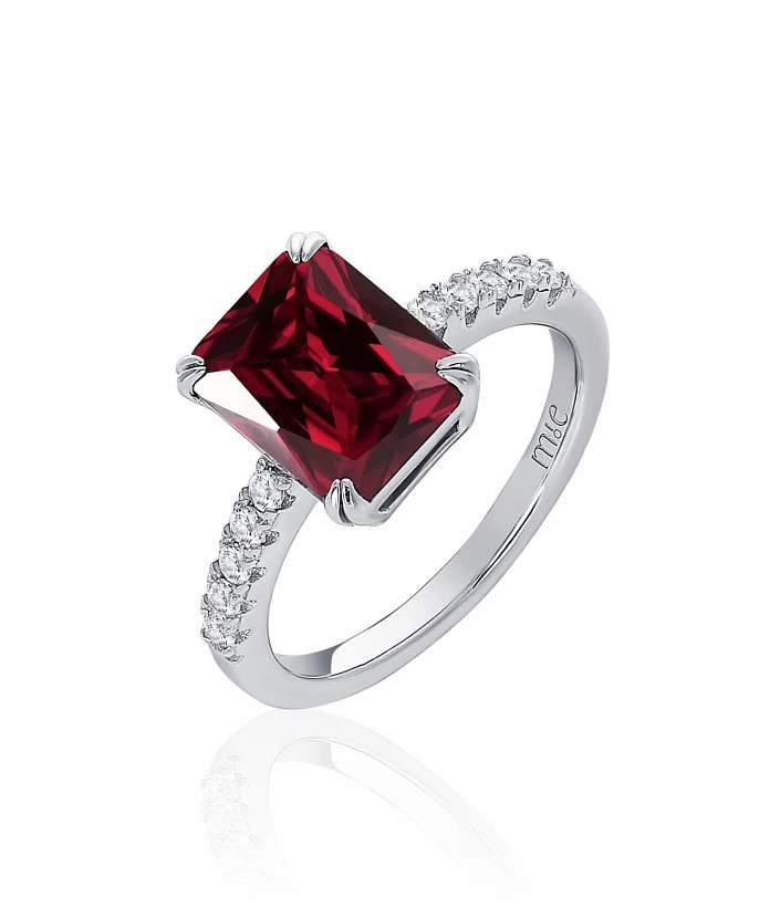 Серебряное кольцо с красным камнем