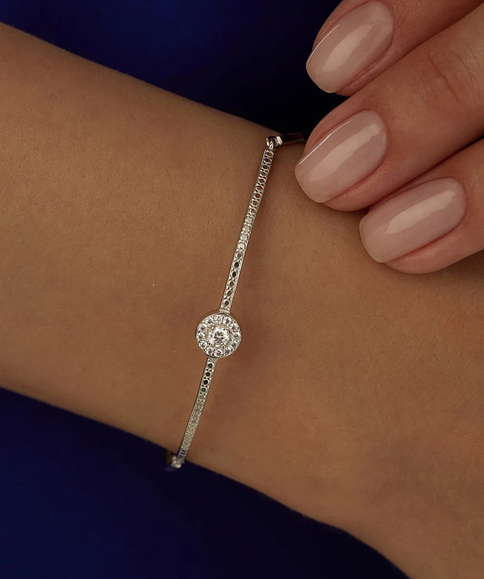 Серебряный жесткий браслет с дорожкой из фианитов MIESTILO