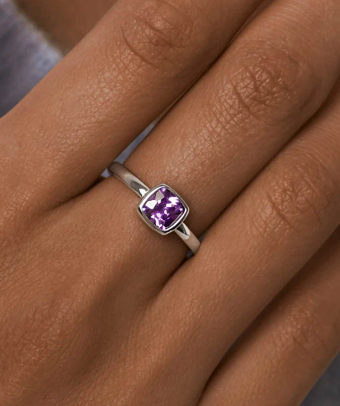 Серебряное кольцо с фианитом в глухой закрепке MIESTILO