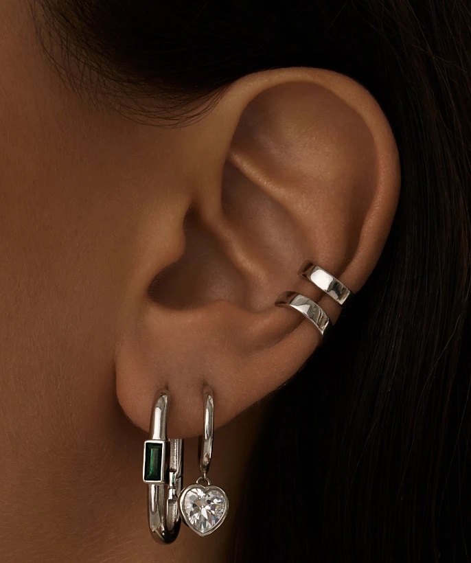 Серебряные серьги-кольца с зелёными фианитами в огранке багет