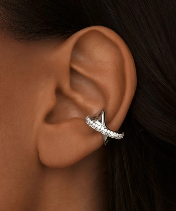 Серебряный кафф кросс из мятого металла с фианитами