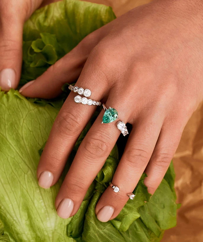 Серебряное разомкнутое кольцо с фианитами в огранке Круг