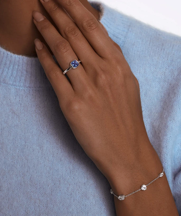 Серебряное кольцо с фианитом в глухой закрепке MIESTILO