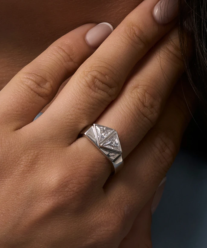 Кольцо из серебра с фианитами VENUS