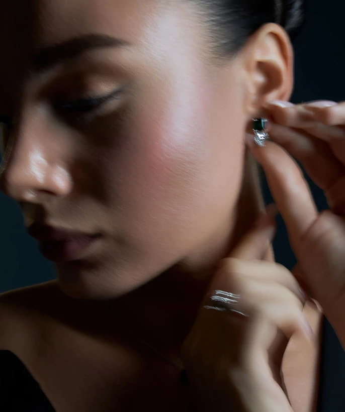 Серебряные серьги ESSENCE с выращенным изумрудом