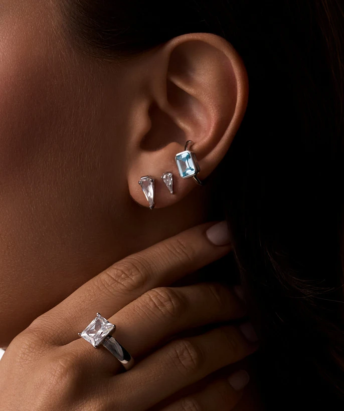 Серебряные серьги-пусеты с фианитами в огранке Грейс