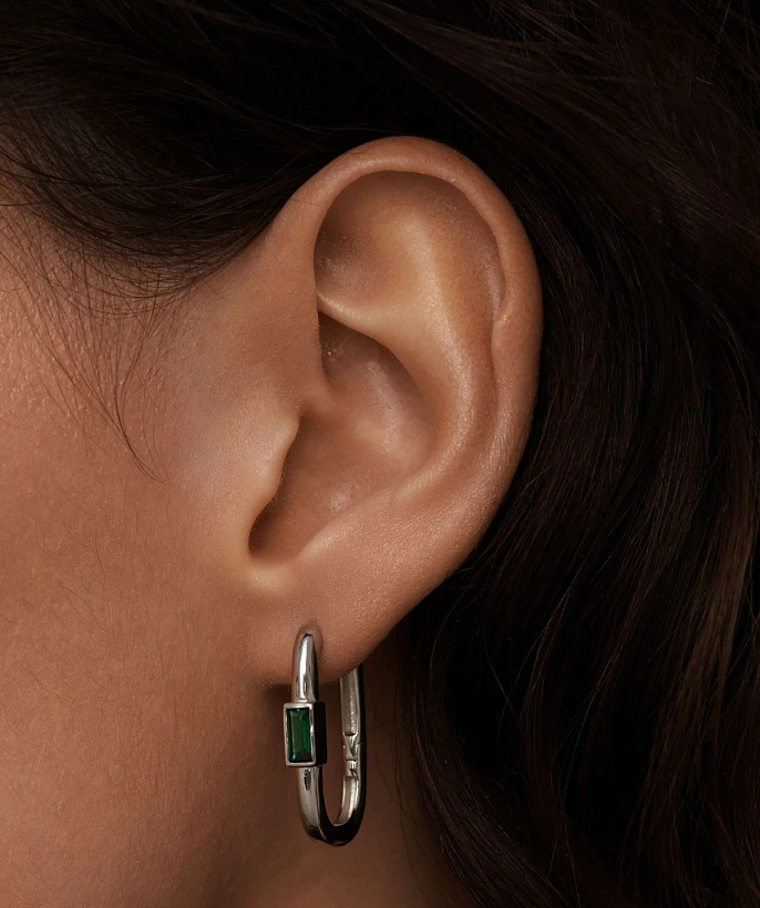 Серебряные серьги-кольца с зелёными фианитами в огранке багет