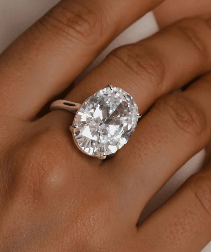 Коктейльное кольцо из серебра с фианитом Овал