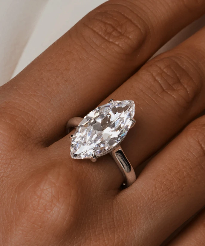 Коктейльное кольцо из серебра с фианитом Маркиз