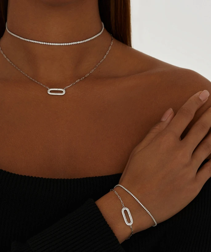 Серебряный браслет с крупными звеньями цепи и фианитами