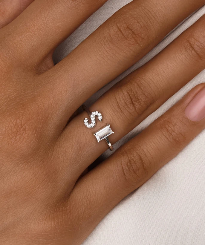 Серебряное кольцо с буквой S с фианитами MIESTILO