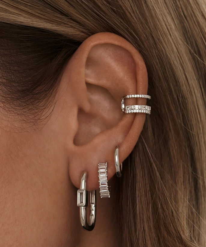 Серебряные серьги-кольца с белыми фианитами в огранке багет