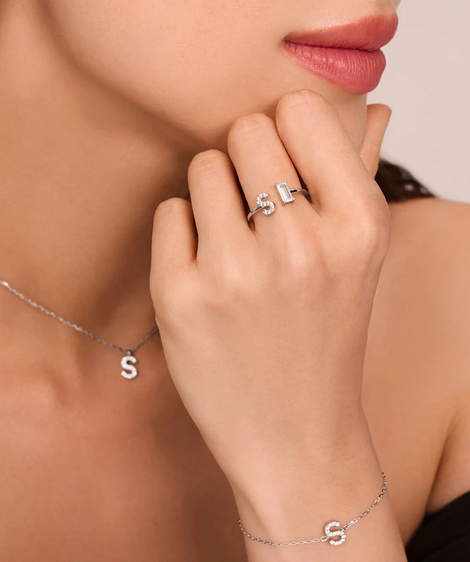 Серебряное кольцо с буквой S с фианитами MIESTILO