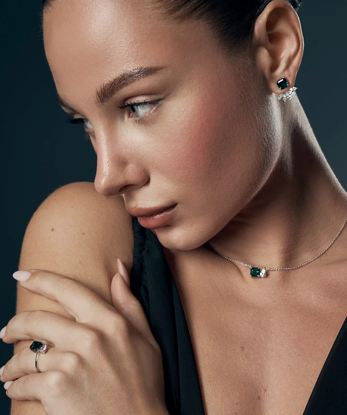Серебряное кольцо ESSENCE с выращенным изумрудом