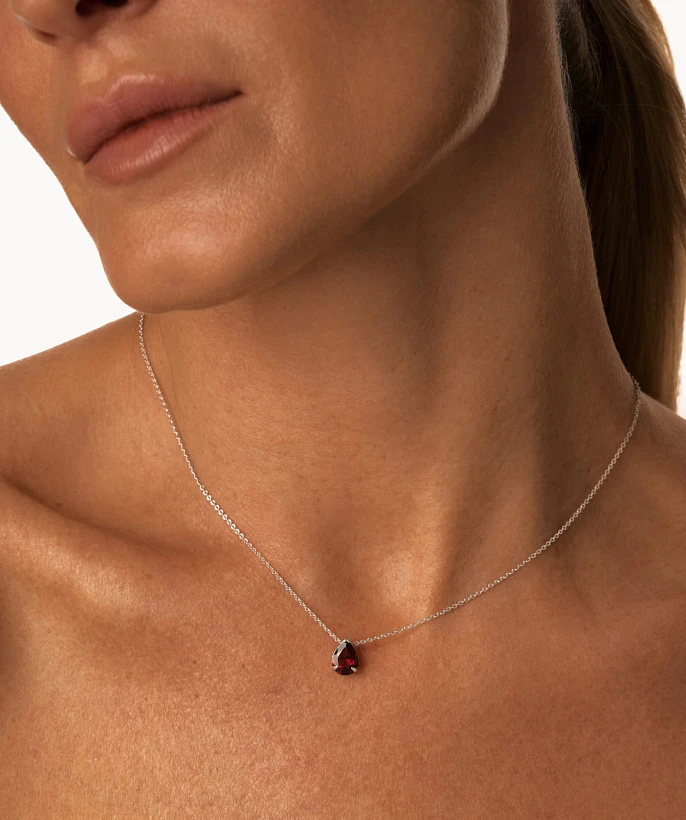 Серебряное колье ЭРОС на тонкой цепочке с натуральным гранатом