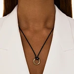 Колье на кожаном шнурке с серебряной подвеской биколор