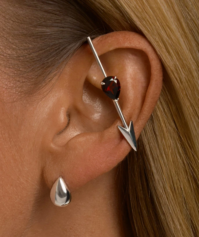 Серебряный кафф-стрела ЭРОС с натуральным гранатом