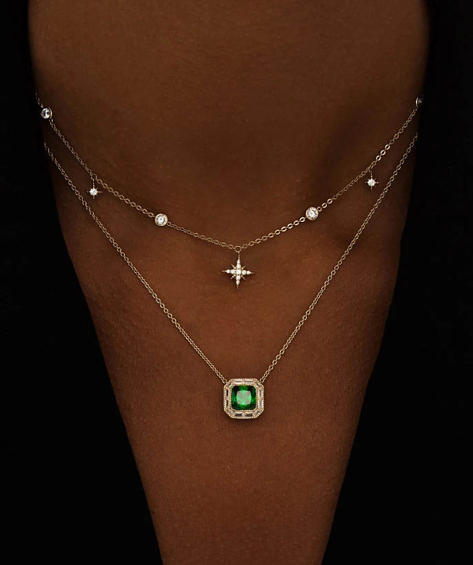 Серебряное колье с зеленым фианитом в покрытии желтое золото