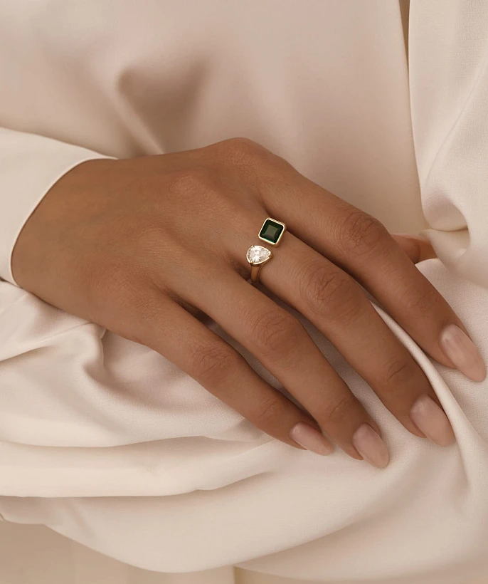 Позолоченное кольцо с фианитами в огранках квадрат и груша MIESTILO 