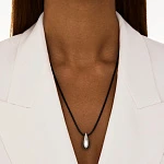 Колье на кожаном шнурке с серебряной подвеской в форме капли