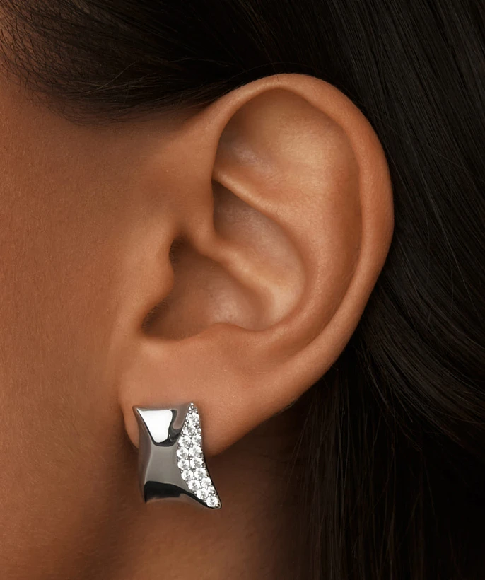 Серебряные серьги из мятого металла с фианитами