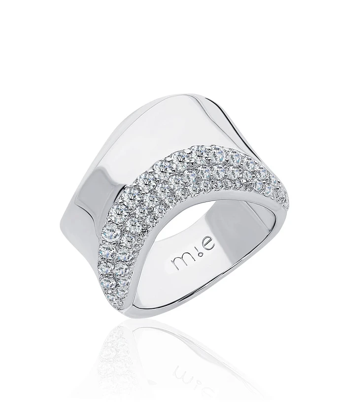 Серебряное широкое кольцо из мятого металла с фианитами 
