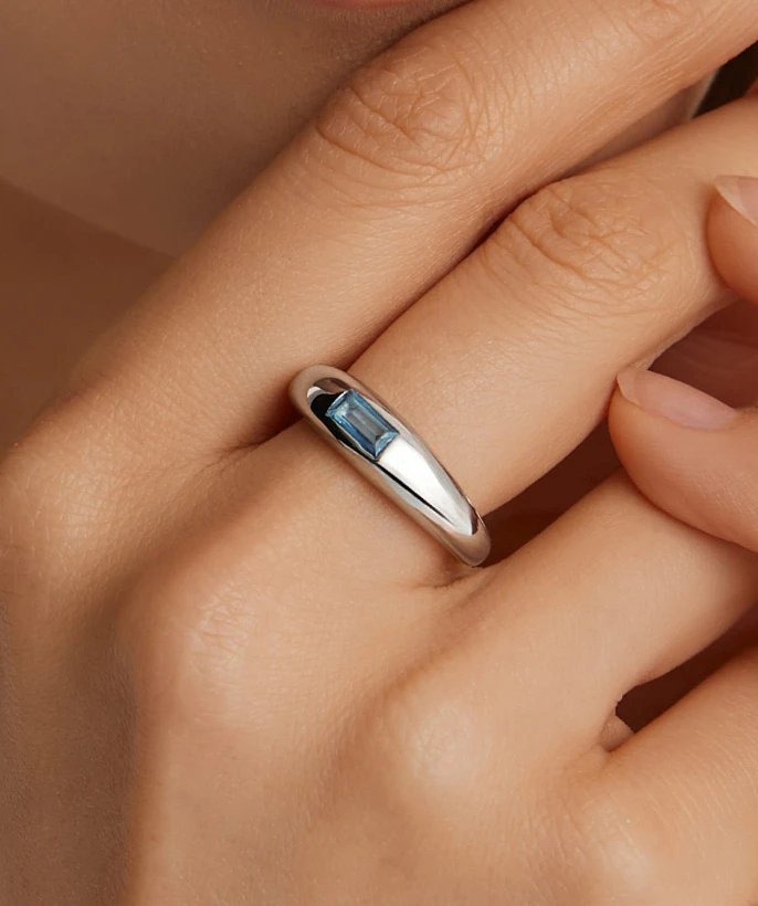 Серебряное кольцо с фианитом в огранке багет MIESTILO