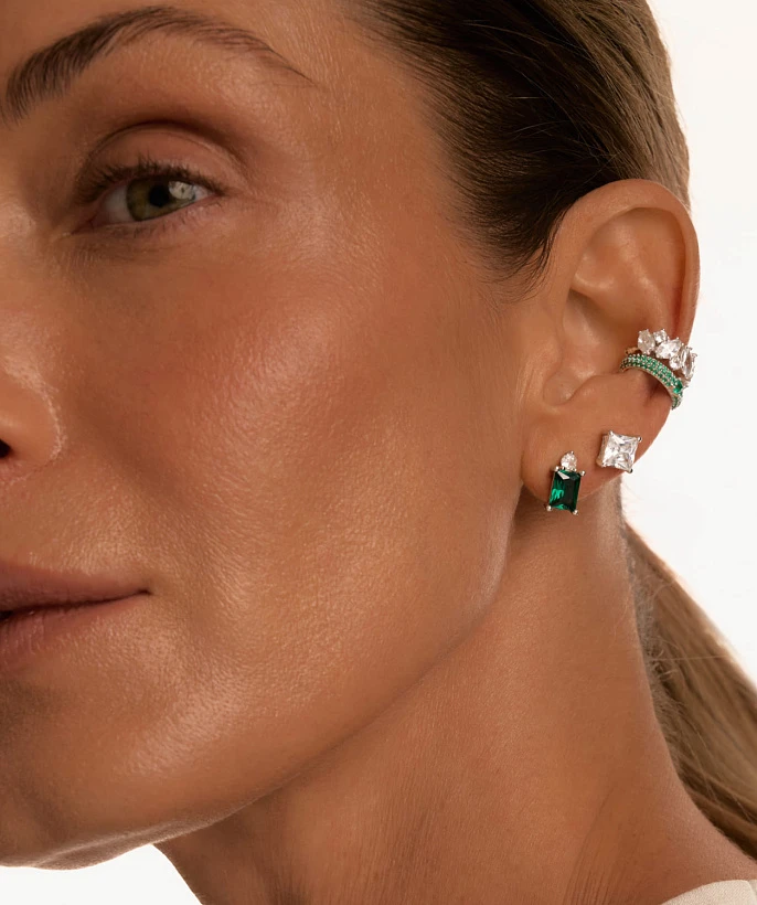 Серебряный кафф с зелеными фианитами