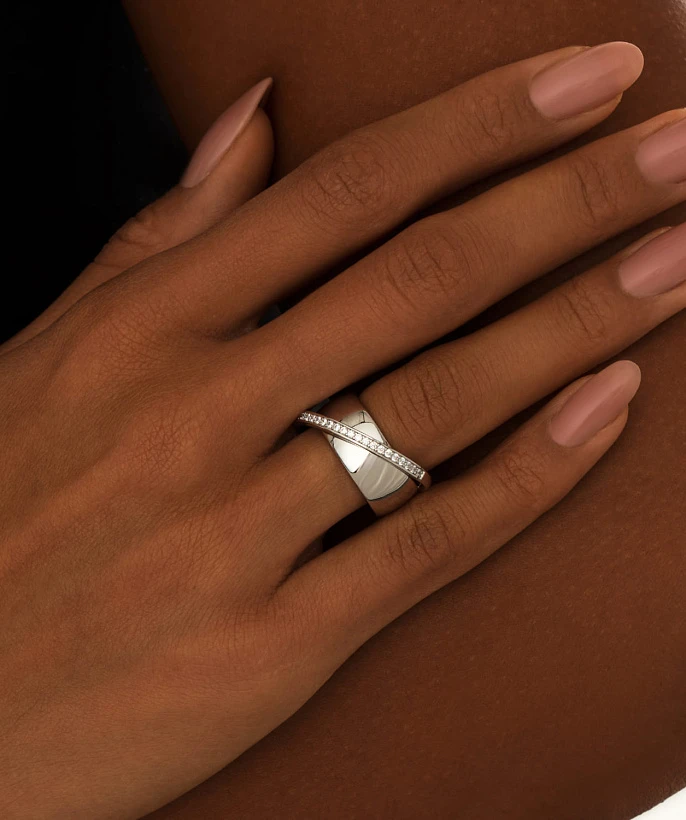 Серебряное широкое кольцо с дорожкой фианитов