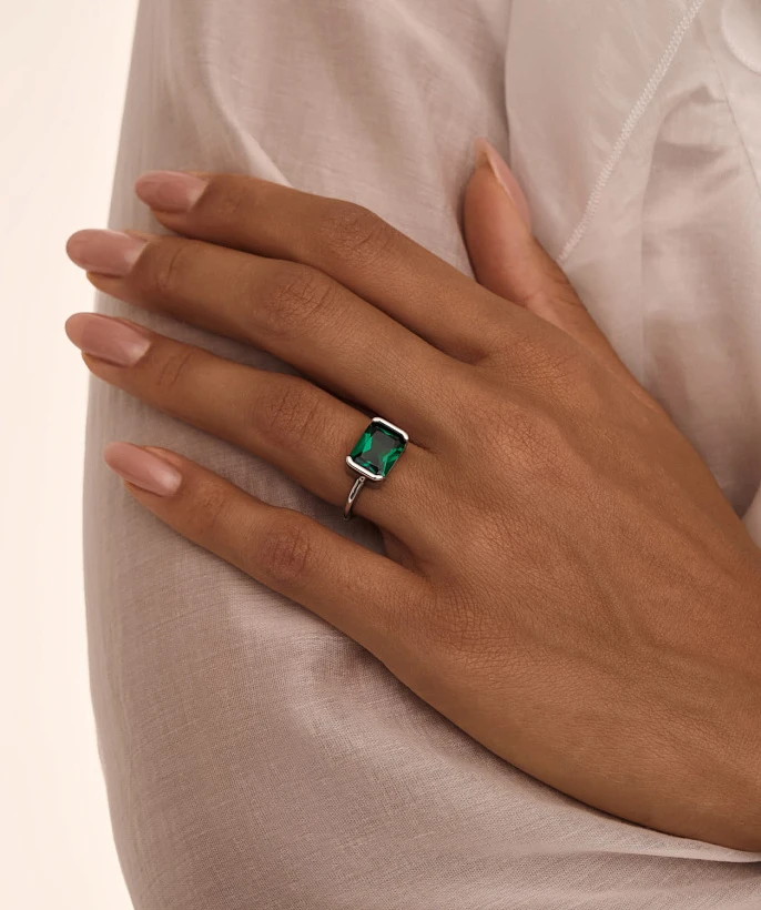 Серебряное кольцо-солитер с зеленым фианитом MIESTILO