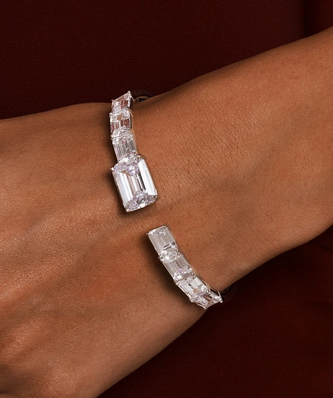 Серебряный жесткий браслет A LA RUSSE с фианитами