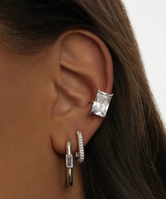 Серебряные серьги-кольца с белыми фианитами в огранке багет