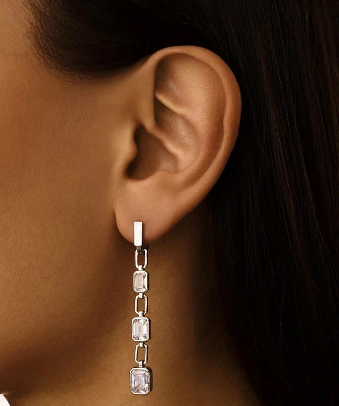 Серебряные серьги-подвесы с фианитами в огранке Эмеральд MIESTILO